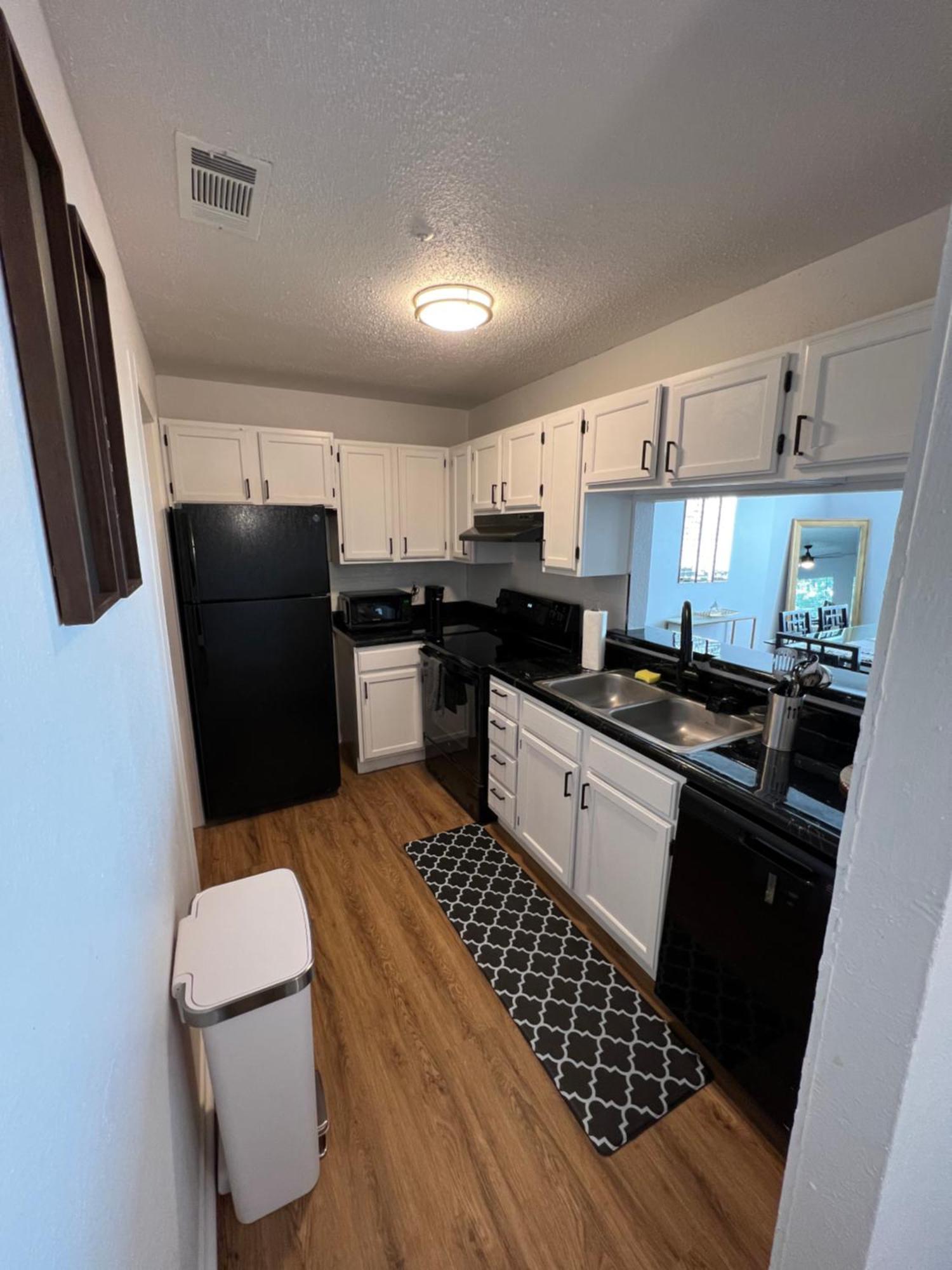 Sleek Luxe Gem Downtown 2bd 2ba Apartment